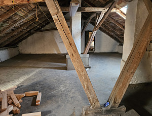 Zateplení stropu bytového domu pomocí foukané izolace
